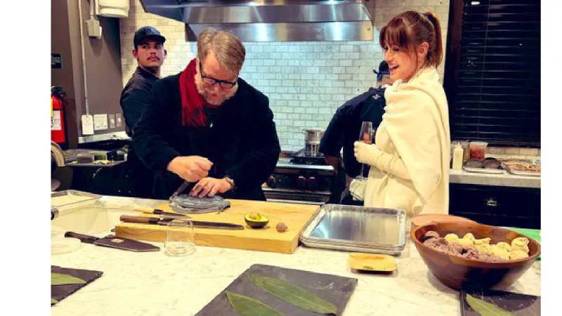 El cineasta mexicano fue captado preparando tortillas a mano y ofreciendo tacos durante una reunión informal en Sundance./@TomiLaffly