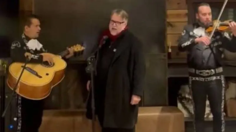 Guillermo del Toro se sumó a un mariachi y se echó un palomazo interpretando canciones tradicionales mexicanas./ Captura de pantalla
