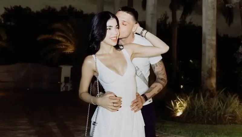 La historia de amor entre ambos artistas ha sido tema constante en redes. / IG: @keniaos