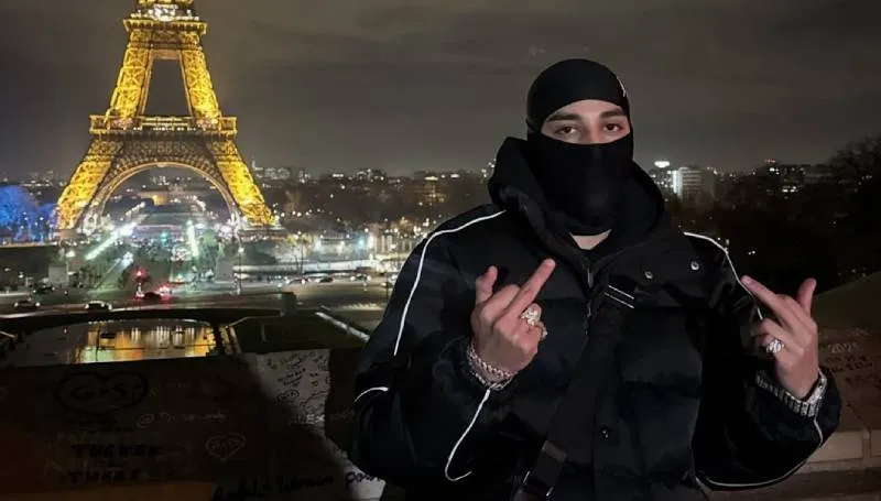 El Malilla llamó la atención en Paris Fashion Week como uno de los talentos latinos invitados al evento. / @elmalilla_