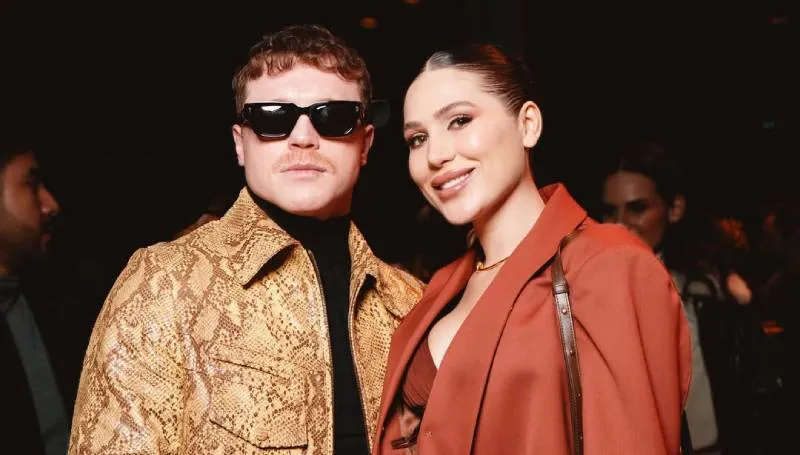 Canelo Álvarez acompañado de su esposa. / @canelo