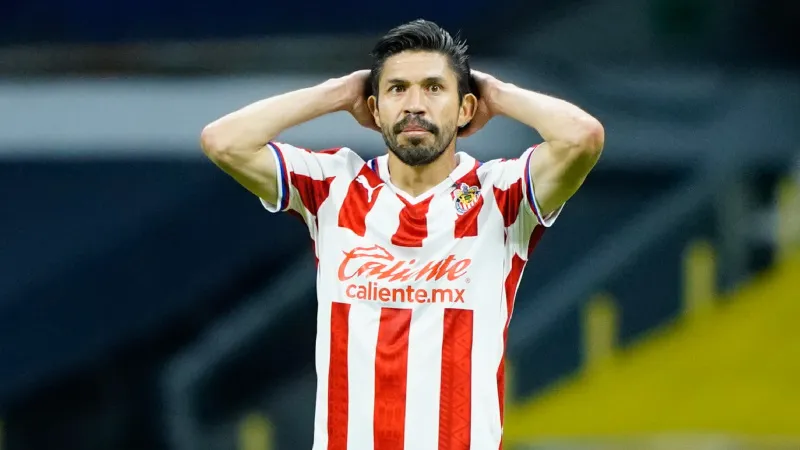 Oribe Peralta se retiró con Chivas | IMAGO7