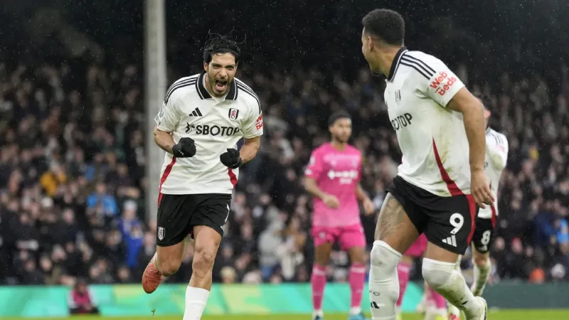 Raúl Jiménez sigue marcando goles en Premier League | AP