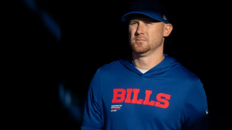 Joe Brady no es familia de Tom Brady | AP