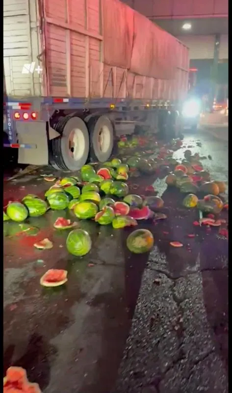 La unidad transportaba 51 toneladas de sandía / Captura de pantalla: X: @nmas