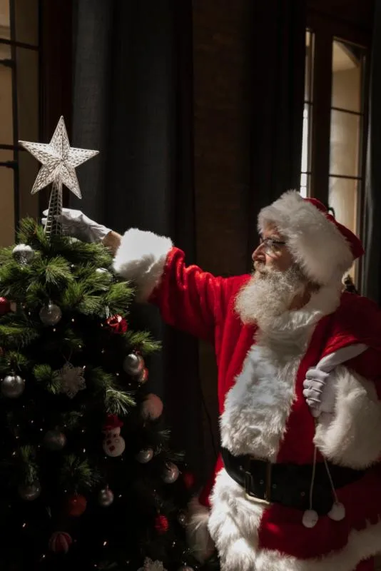 Santa anda preparando los regalos para llevarlos a las casas / FREEPIK