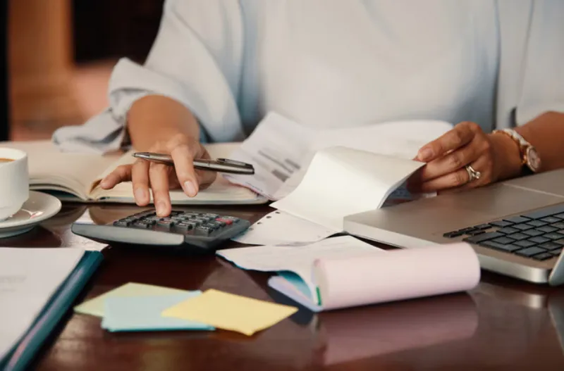 El SAT endurecerá las penas por facturas falsas / FREEPIK