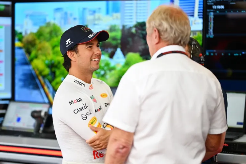 Checo Pérez y Helmut Marko en el garage de Red Bull