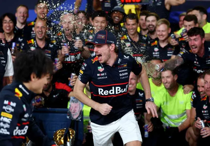 Max celebra tras su victoria en Abu Dhabi | RBR
