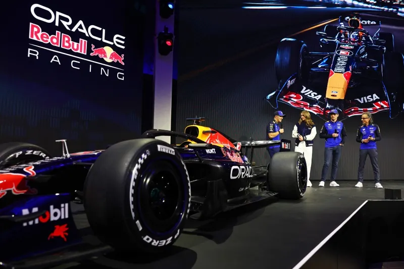 Verstappen y Hadjar con Laurent Mekies en la presentación del RB22