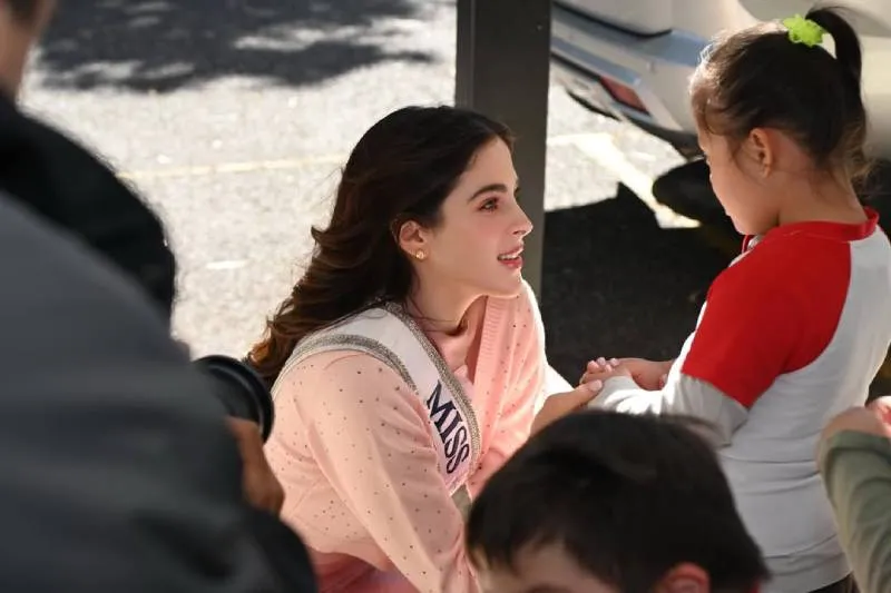 Más allá del título, este gesto espontáneo resaltó la empatía de Fátima Bosch con la infancia. /@missuniverse