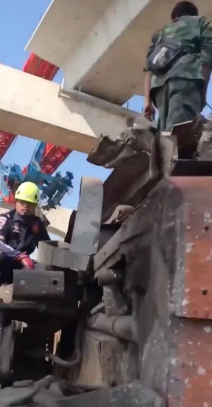 Los rescatistas trabajaron entre los escombros / Especial