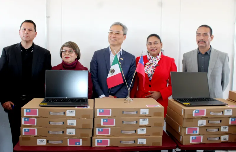 La senadora estuvo acompañada del embajador de Taiwán en México / FB: @AnaLiliaRivra