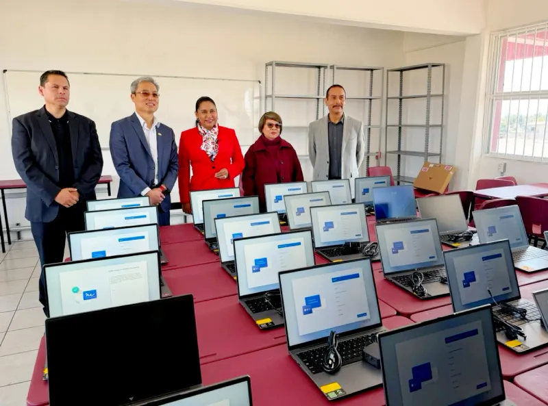 La senadora se defendió de las críticas a su trabajo / FB: @AnaLiliaRivra