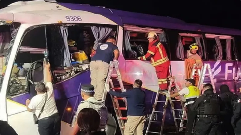 El autobús de pasajeros se impactó contra el tráiler / Especial