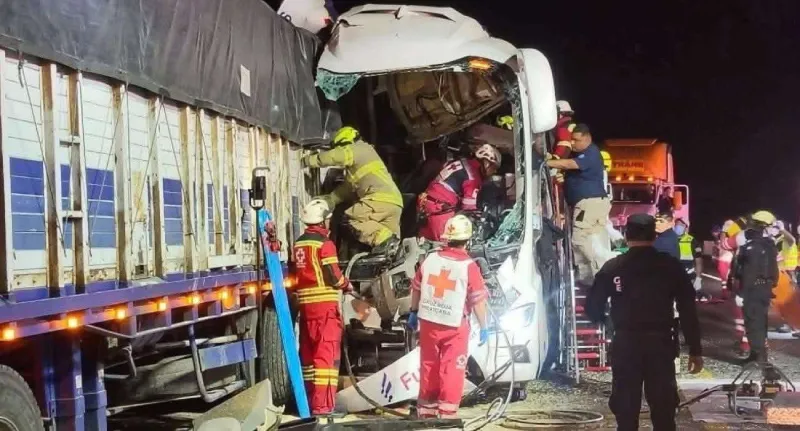 Dos personas perdieron la vida al quedar prensadas tras el impacto / Especial