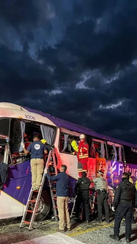 El camión estaba parado sobre la carretera lo que provocó el accidente / Especial