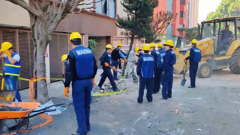 Personas de todos los niveles ayudaron a recoger los escombros / X: @giogutierrezag