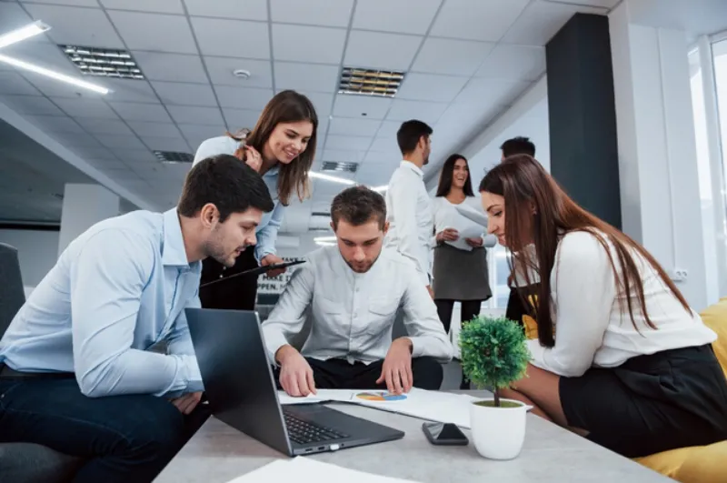 El patrón tiene la obligación de un pago extra si laboras en días de descanso / FREEPIK