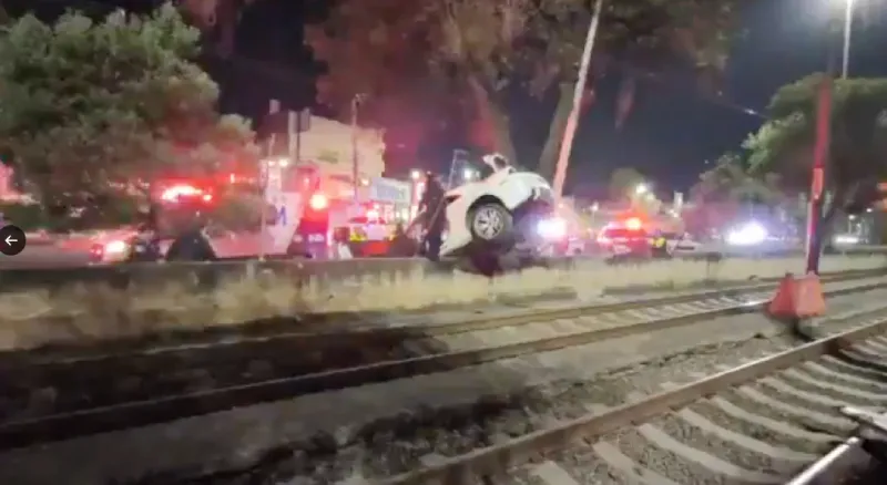 El auto invadió la zona del Tren Ligero, por lo que suspendió sus actividades / Especial