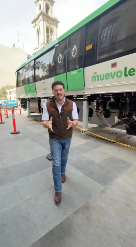 El gobernador Samuel García mostró el nuevo tren que llegó para el monorriel / X: @samuel_garcias