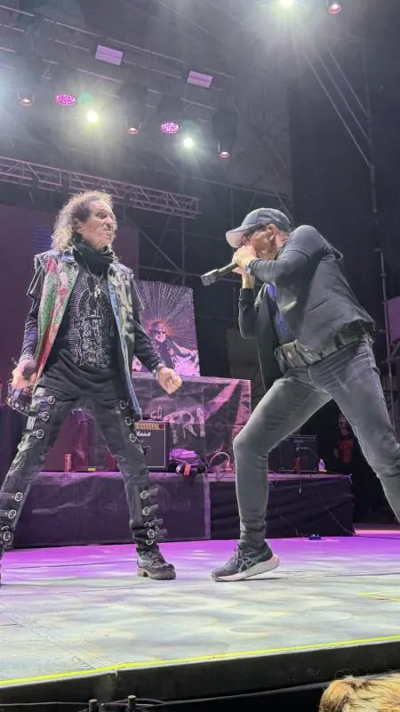 Alex Lora sabe cómo prender a la banda con sus rolas / FB: @ElTRiOficial