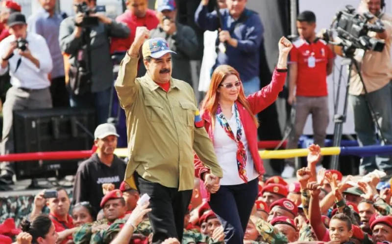 La pareja fue llevada en helicóptero a un portaaviones de EU / FB: @NicolasMaduro