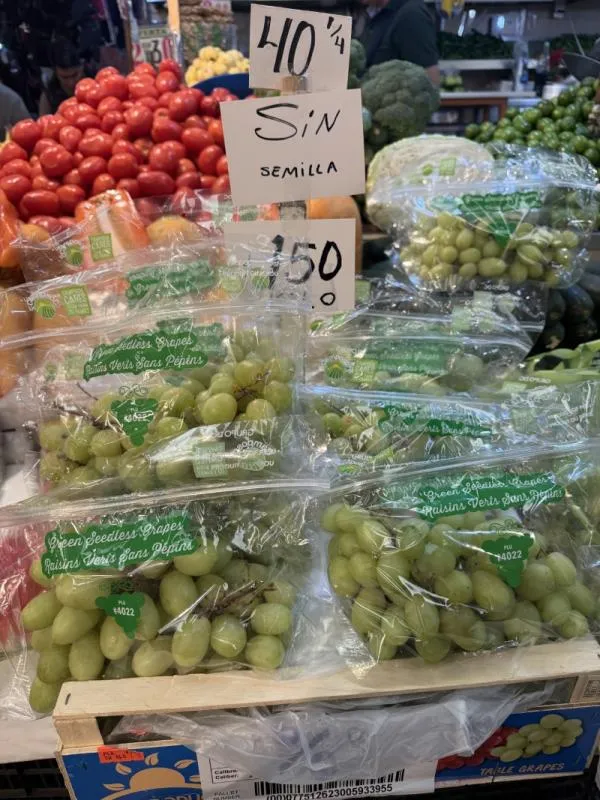 En algunos mercados la uva cuesta hasta 150 pesos / Gina Sánchez