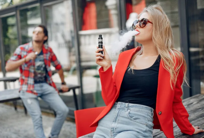 Los daños a la salud de los vapeadores hizo que se prohibieran / FREEPIK