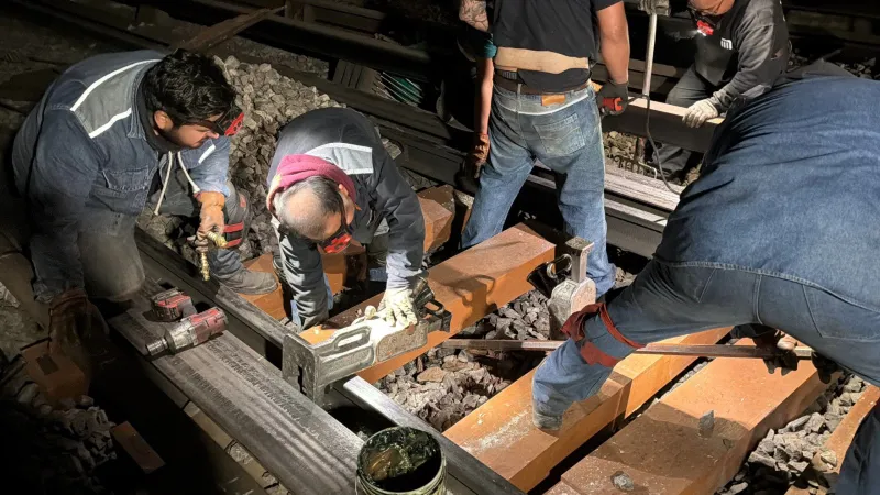 Se cambiarán los 'durmientes' de madera por otros sintéticos / FB: @MetroCDMX