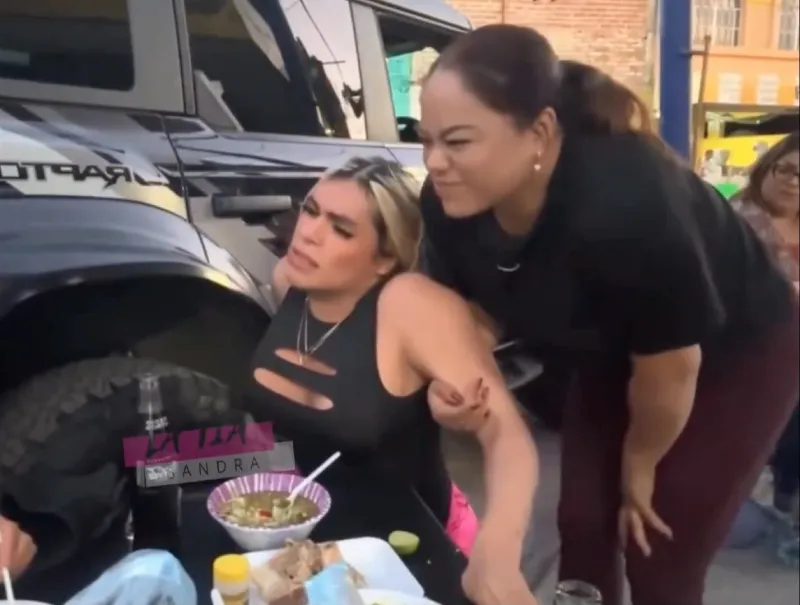 Sus amigas la empezaron a auxiliar tras sentirse mal / Redes Sociales