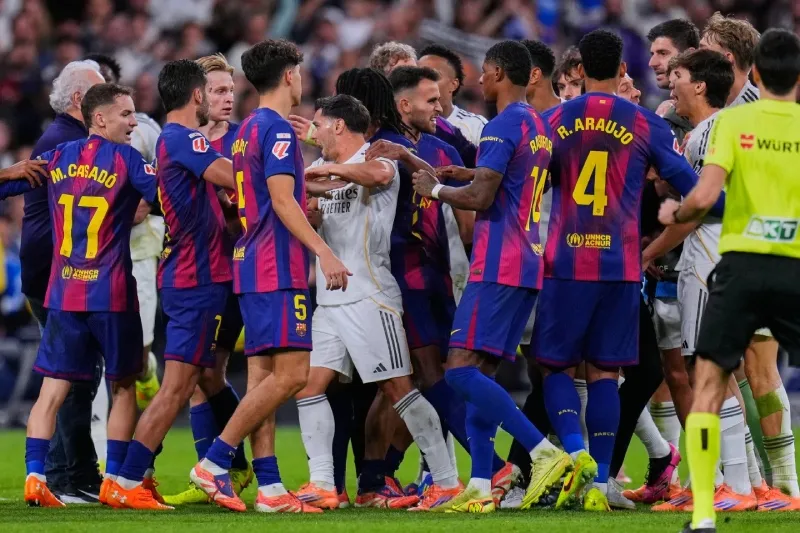 Jugadores de Barcelona y Real Madrid en conato de bronca en el Clásico