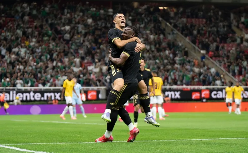 Berterame festeja con Julián Quiñones en un partido de México | IMAGO7