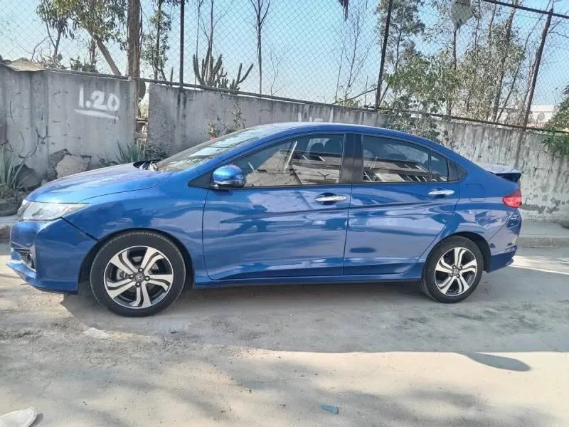 El auto Honda fue abandonado en el Estado de México y ya está en poder de las autoridades/X: @RaulGtzNR