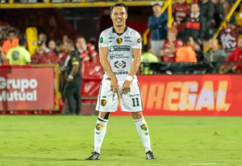 Cubo Torres celebra un gol con AD Municipal Liberia