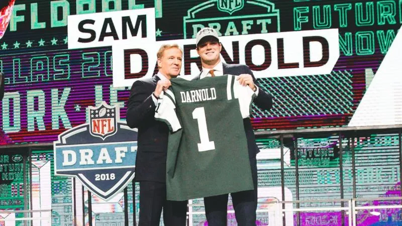 Darnold con Roger Goodell tras ser seleccionado por Jets en el Draft 2018