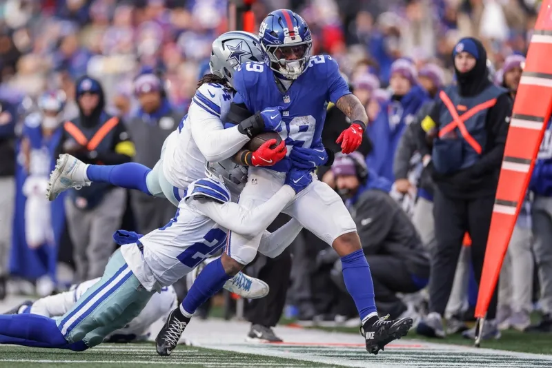 Dos defensivos de Dallas realizan una tacleada | AP