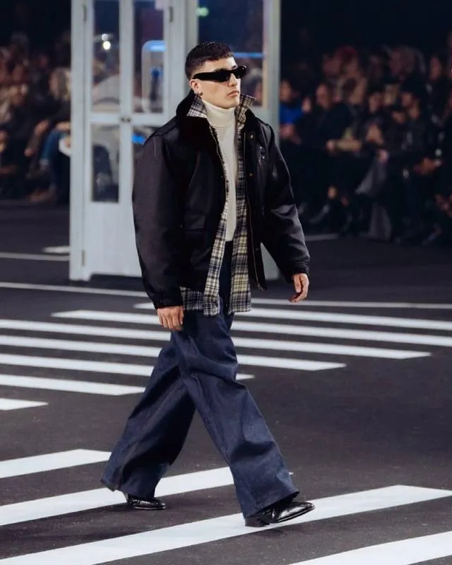El Malilla caminó la pasarela con un atuendo urbano. / @elmalilla_