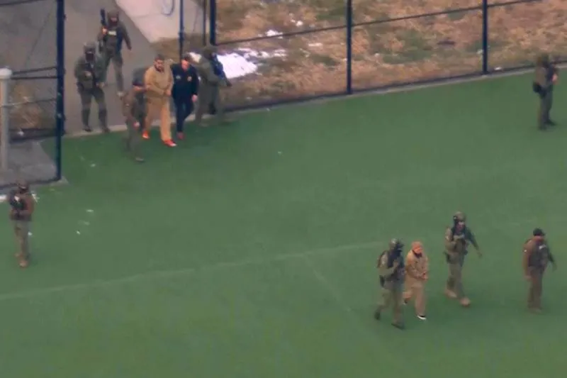 Maduro y Flores fueron trasladados bajo custodia después de su detención en Caracas. / AP