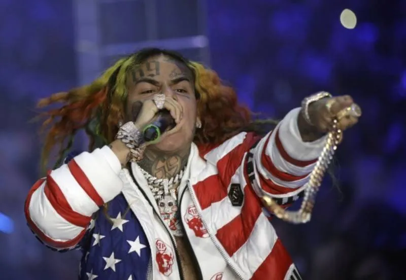 Tekashi 6ix9ine compartió videos y publicaciones en sus redes sociales donde se mostró entusiasmado y en tono informal por la situación. / AP