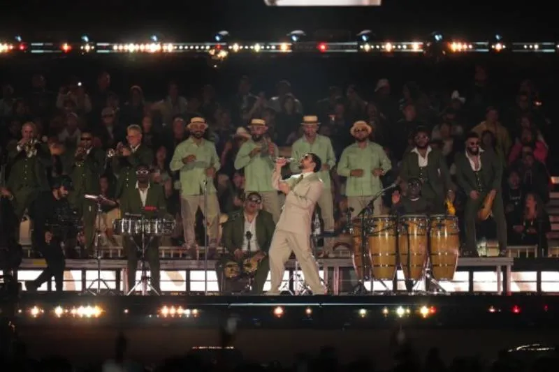 El posible vestuario del Super Bowl 2026 ha generado debate y expectativas alrededor de Bad Bunny. / AP