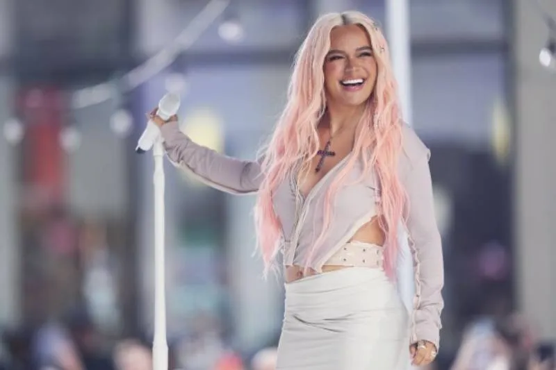 Karol G apareció como invitada sorpresa durante el concierto de Bad Bunny en Medellín. / AP