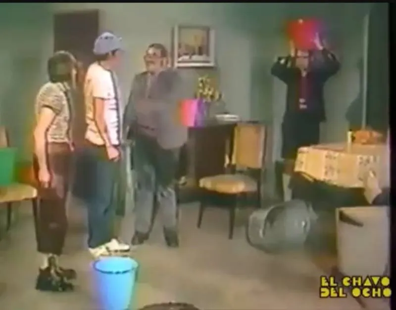 Este episodio de 1973 muestra a Don Ramón lidiando con goteras en su casa. / X: @ChavodelOcho_Of