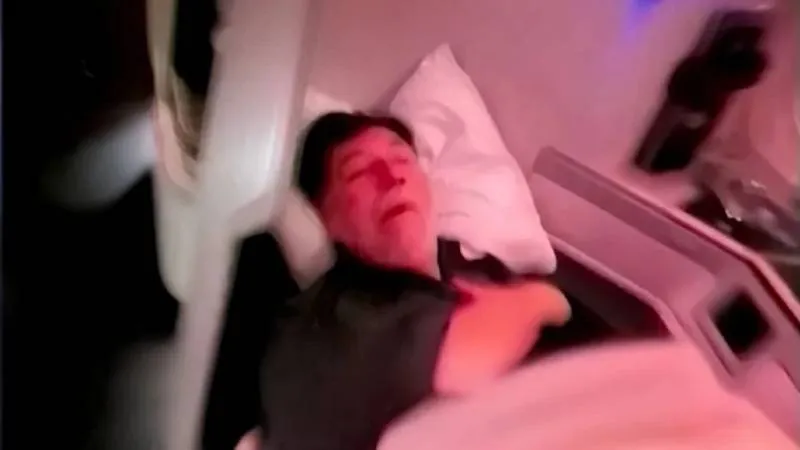 Esta sección del avión ofrece asientos reclinables tipo cama. / RS