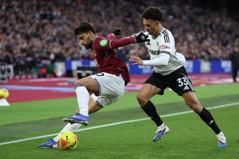 Paqueta y Robinson disputan el balón | AP