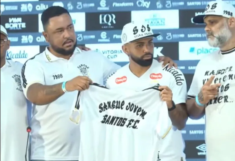 Los integrantes de la barra se fotografiaron con el jugador tras hacerle la advertencia