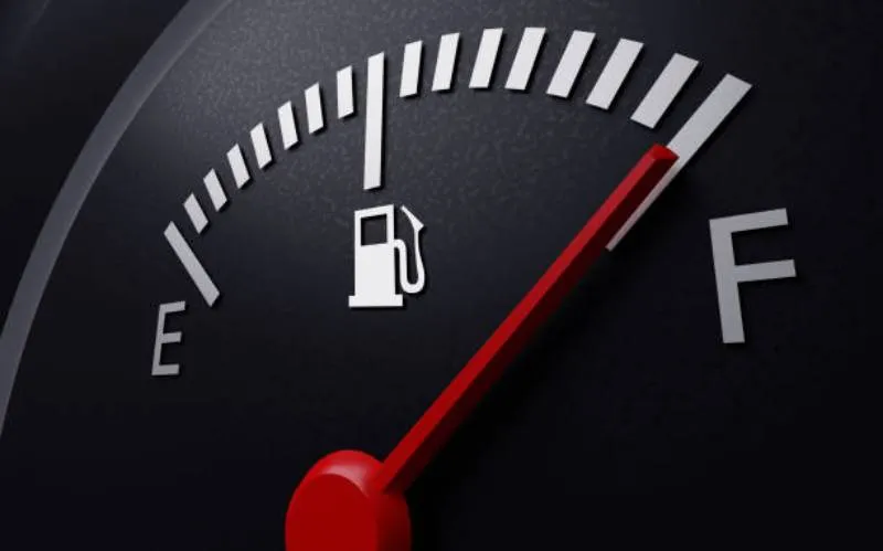 Planificar la carga de combustible según la hora del día ayuda a ahorrar dinero. / iStock