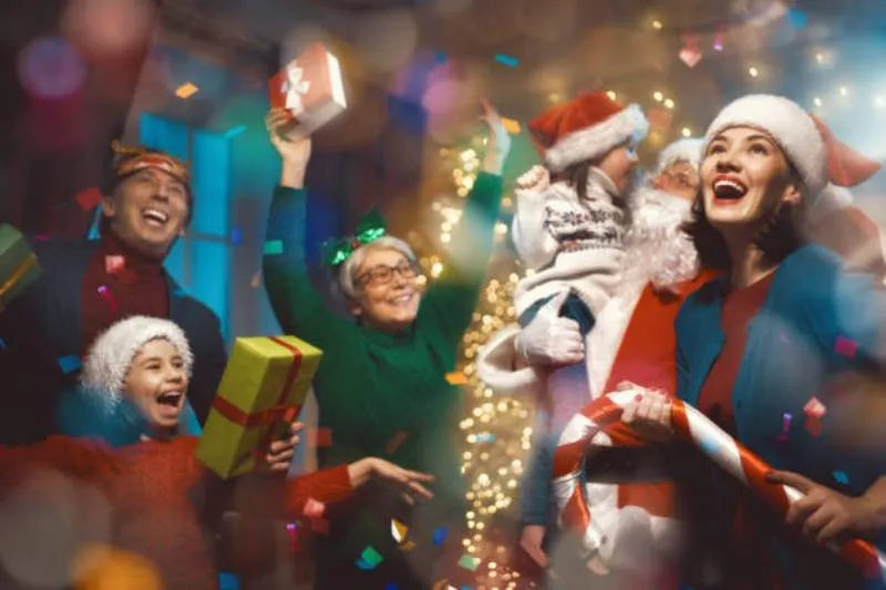 La temporada navideña está marcada por encuentros, luces y tradiciones. / iStock