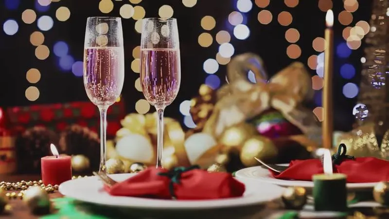 Muchas familias celebran con cenas y reuniones sociales en la Nochebuena. / iStock