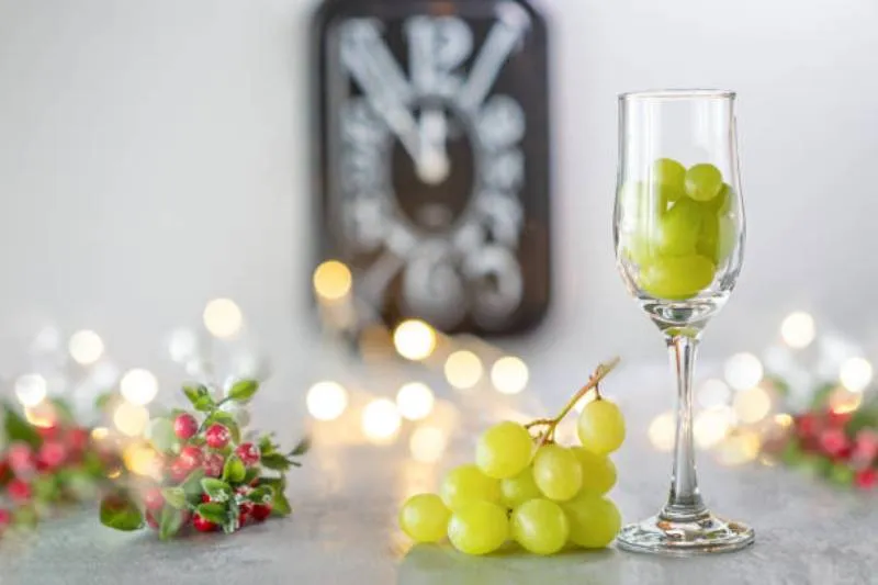 Comer 12 uvas en Año Nuevo es una costumbre popular en México y otros países. / iStock